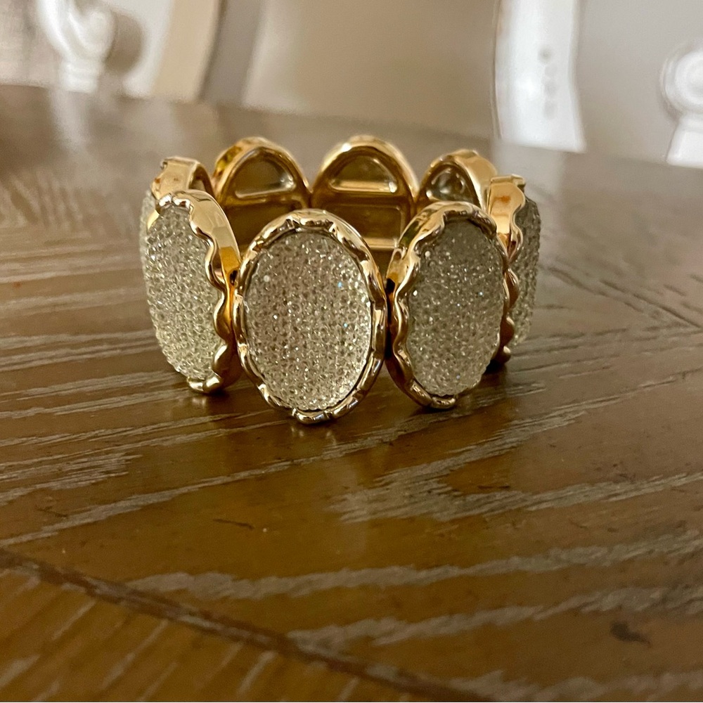 🎉HP🎉Beautiful, white, sparkling, stretchy bracelet. $16🎉HP🎉